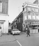 60619 Gezicht in de Korte Koestraat te Utrecht, vanaf het Vredenburg, met rechts de Jaarbeurs Bar (Vredenburg 39).